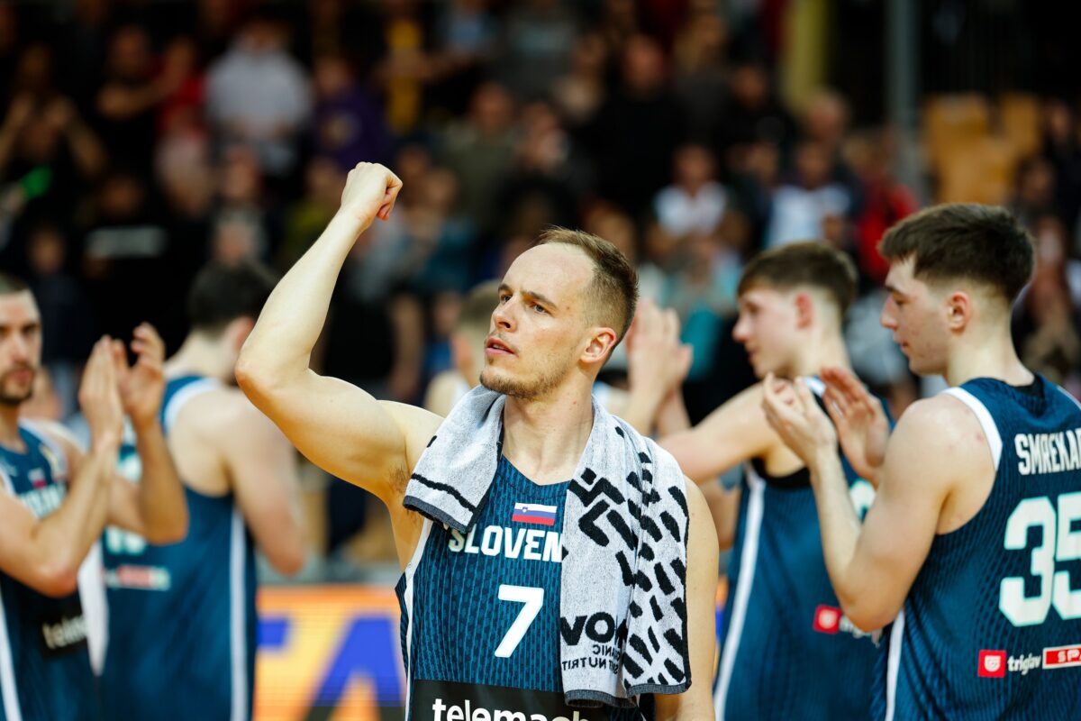 Ekspresno opozorilo v slovenski garderobi