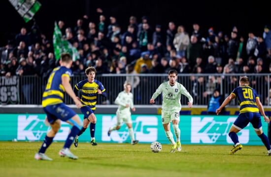 Olimpija zaostaja v Grosupljem (VIDEO)