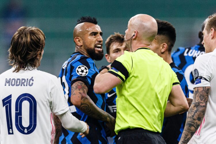 Milan, Italy. 25th Nov, 2020. Arturo Vidal of Internazionale (L) argues with Referee Anthony Taylor (R) during the UEFA Champions League Group B stage