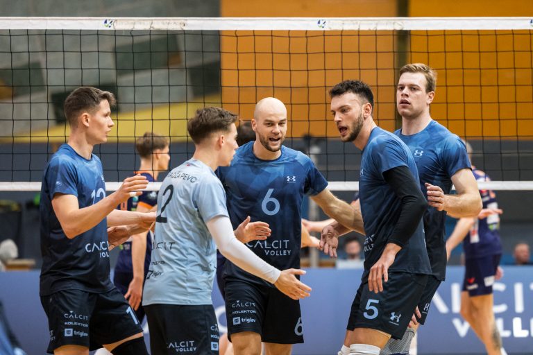 Ujeti v Dubaju: slovenski odbojkarji čakajo na evakuacijski let