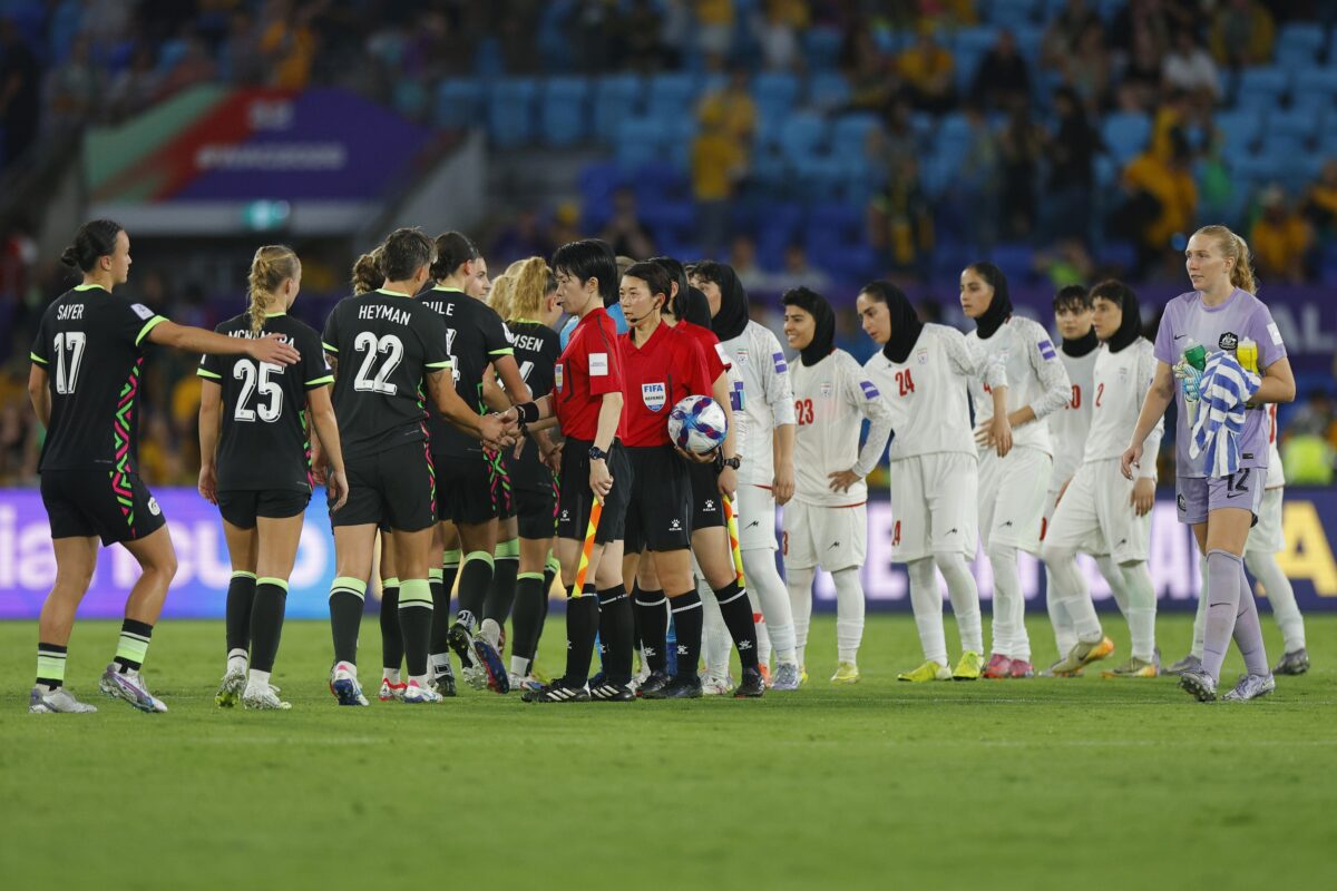 Nespregledano: himno pospremile po vojaško (VIDEO)