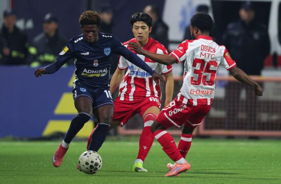 Pancevo, Serbia. 14th Feb, 2026. Zeleznicar's Pedro Simao (L) during Serbian Superleague football match between Crvena Zvezda (Red Star) and Zeleznicar Pancevo on February 14. 2026. in Pancevo, Serbia. (photo by Pedja Milosavljevic/STARSPORT )