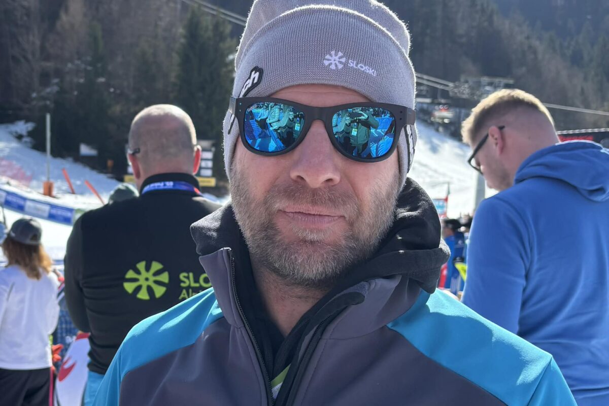 Mož, ki bo ugriznil v kislo smučarsko jabolko