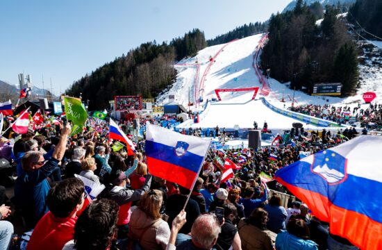 Clement Noël odprl, Miha Oserban zapira