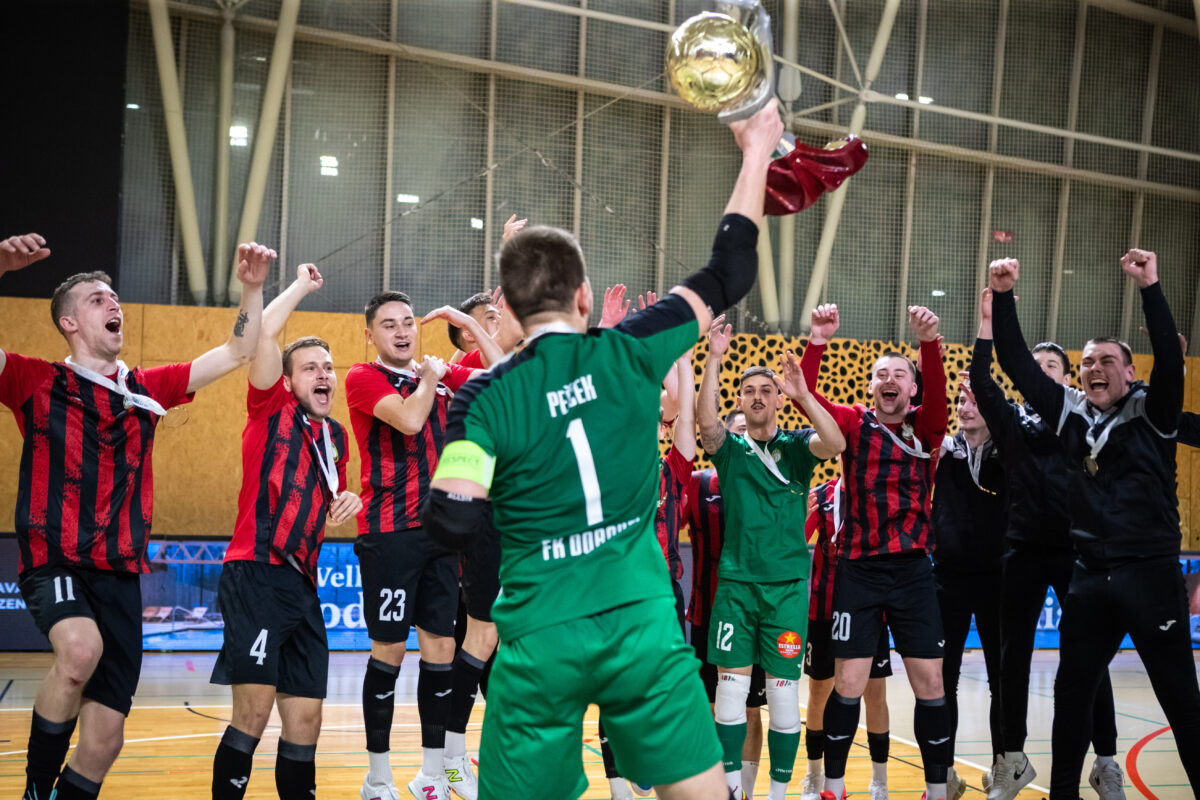 Pričakovan razplet: favorita v finale brez praske