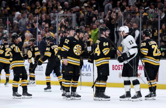 Hokejisti Bostona so se poklonili Kopitarju (VIDEO)