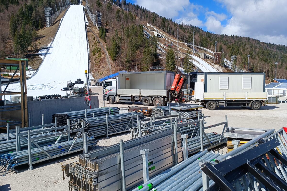 Namesto skakalcev pod Poncami trenutno kraljujejo stroji