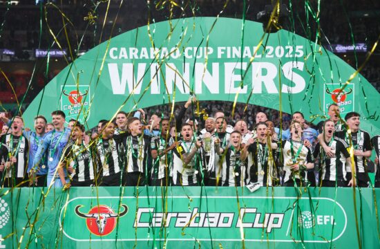 Zakaj se nogometaši v Angliji borijo za dve pokalni lovoriki?