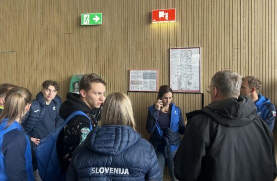 Zaplet na Brniku reprezentanco razbil na dva dela