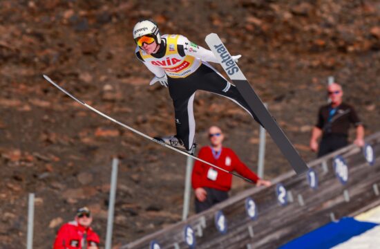 Domen Prevc v dveh poletih daleč pred vsemi