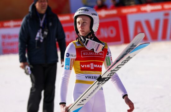 Prevc v Vikersundu blizu svetovnega rekorda, a brez zmage