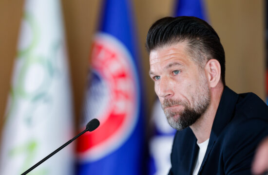 Teorije zarote utišane, na Cesarjev klic so se odzvali vsi