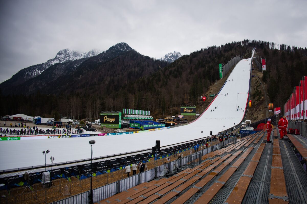 Na preizkusu planiške velikanke grd padec slovenskega skakalca