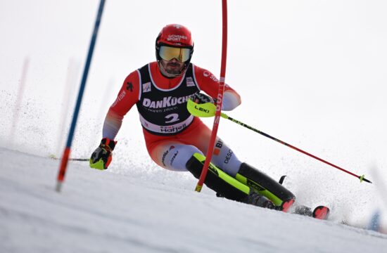 Švicar v vodstvu, globus se nasmiha Norvežanu