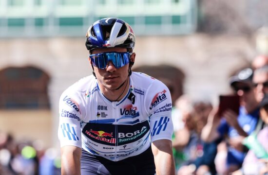 Evenepoela jezil Vingegaard, v zaključku še pristal na tleh (VIDEO)