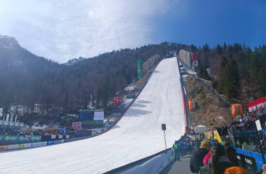 Veter se je umiril, v Planici poteka poskusna serija