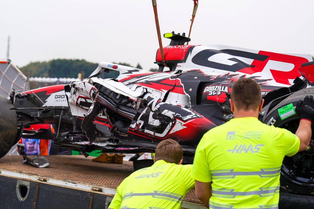 Dirkači formule 1 po hudi nesreči udarili po mizi (VIDEO)