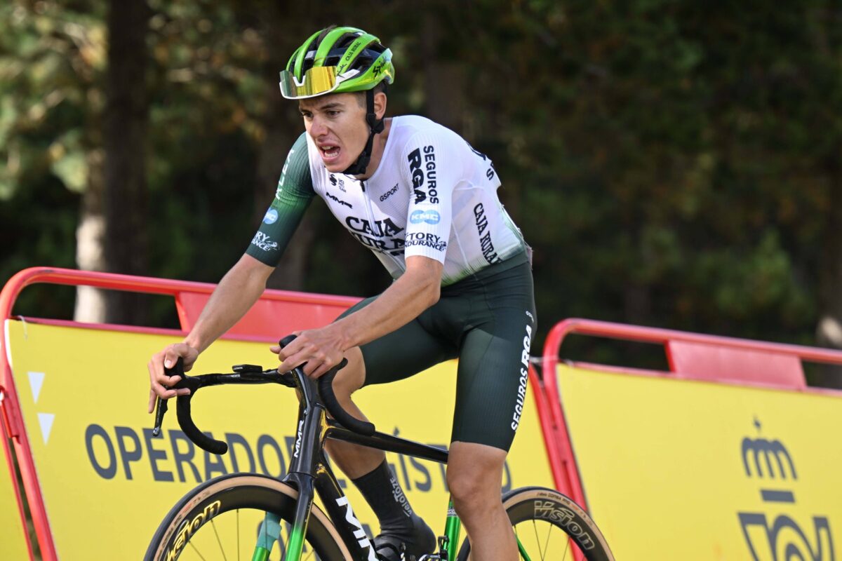 Mladi španski kolesar po padcu v smrtni nevarnosti