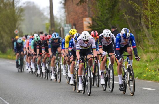 Pogačar napadel, sledita mu Evenepoel in van der Poel