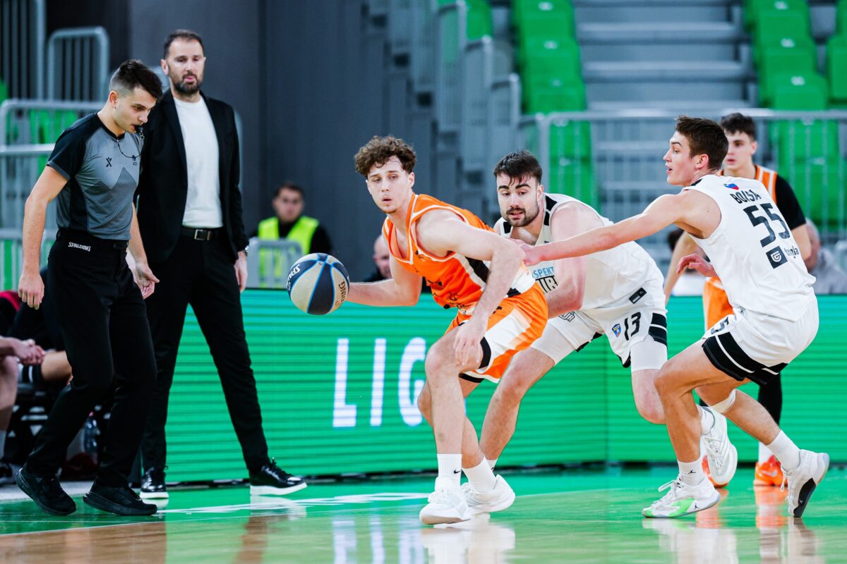 Pod koši lovijo čudež, klub pa bije boj za preživetje