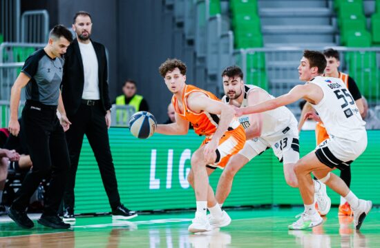 Pod koši lovijo čudež, klub pa bije boj za preživetje