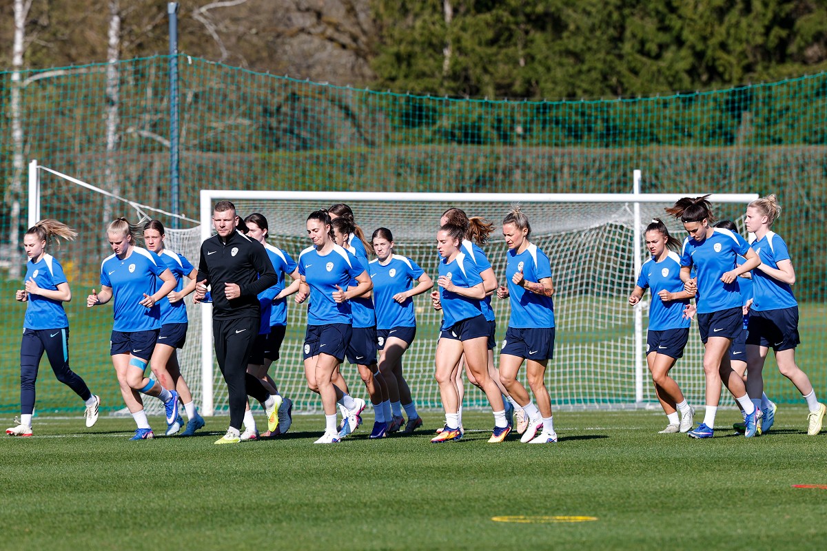 Zdesetkane Slovenke brez bele zastave