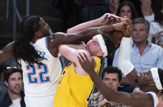 Oslabljeni Lakersi tudi doma le opazovali vodilno Oklahomo (VIDEO)