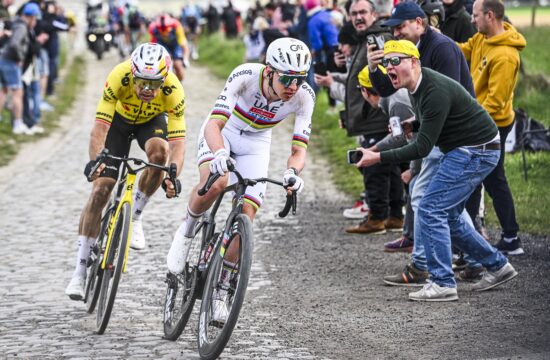 Kaos v “severnem peklu”: Pogačar in Wout van Aert na čelu dirke