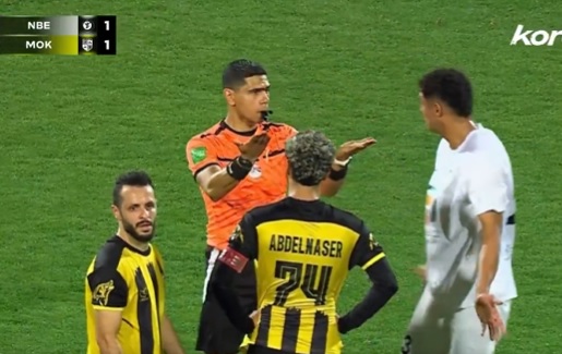 Nogometaš se ni mogel zadržati in poljubil sodnika