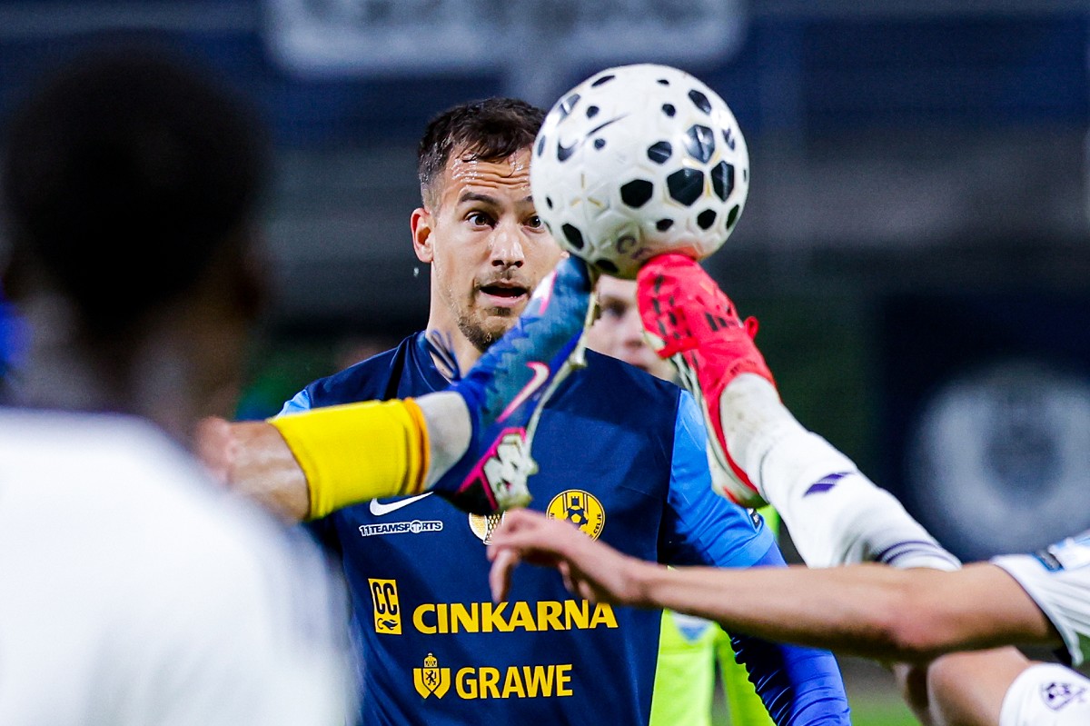 Slovenski nogomet meče rokavico Hrvatom in Srbom