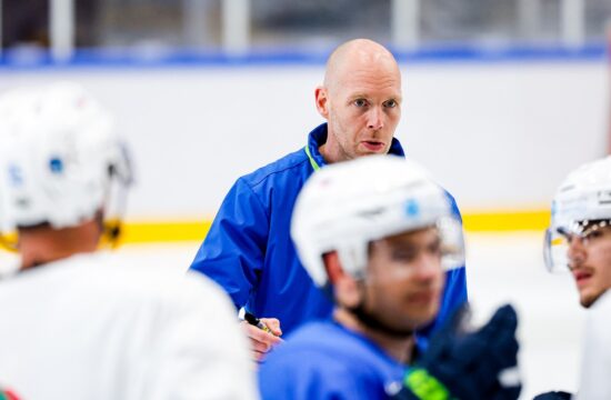 Tesen poraz slovenskih hokejistov