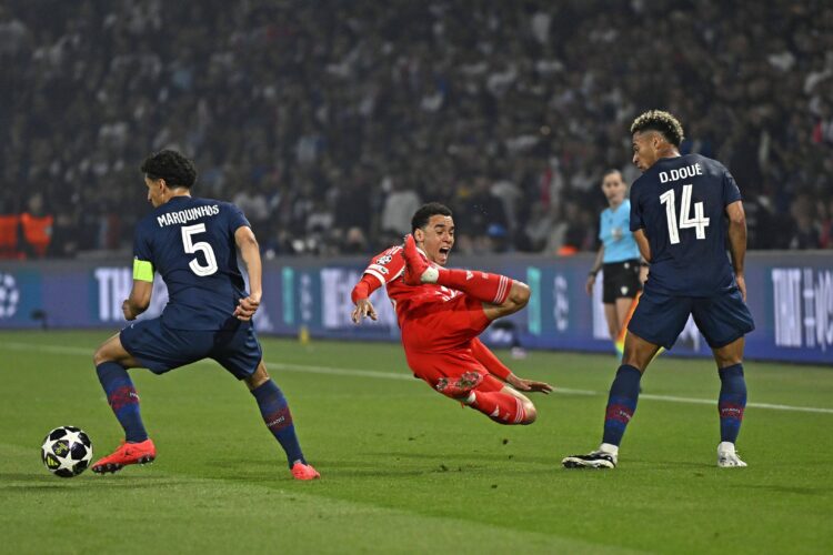 Spektakel desetletja v Parizu, padlo kar devet golov