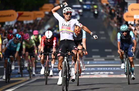 Velika zmaga Narvaeza v sprintu ubežnikov, Ciccone v rožnatem