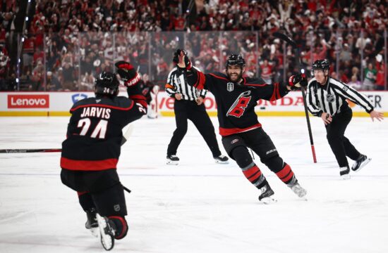 Carolina po drami do izenačenja v finalu lige NHL (VIDEO)