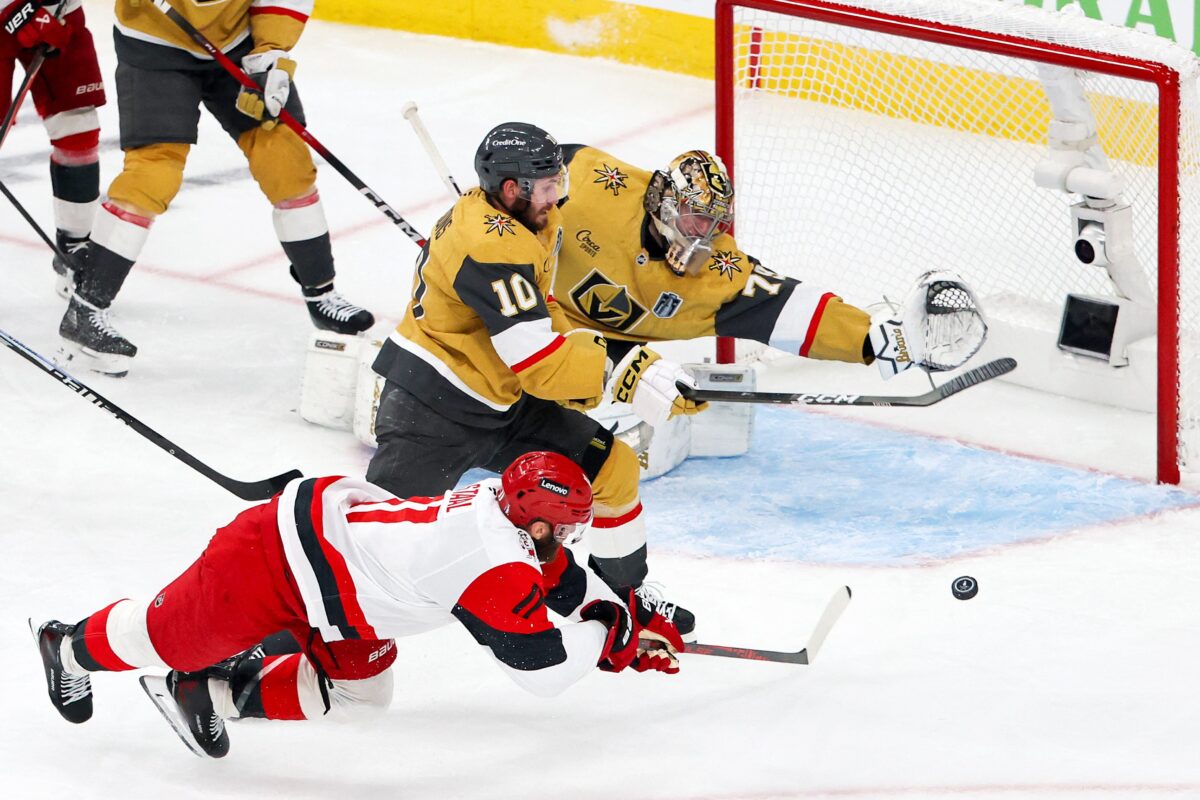 Finale NHL povsem odprt: Carolina izenačila serijo na 2:2 (VIDEO)
