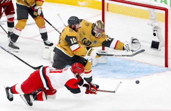 Finale NHL povsem odprt: Carolina izenačila serijo na 2:2 (VIDEO)