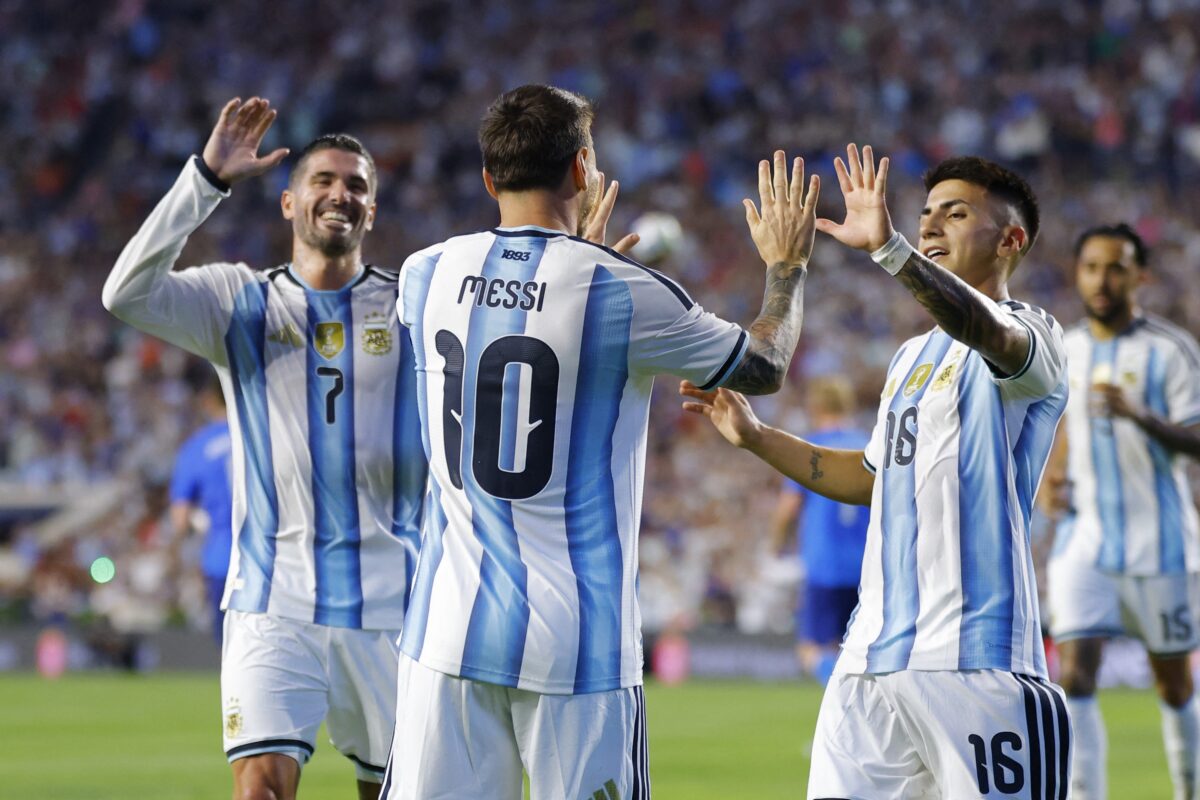 Zmagovita popotnica za branilce naslova, med strelci tudi Messi (VIDEO)