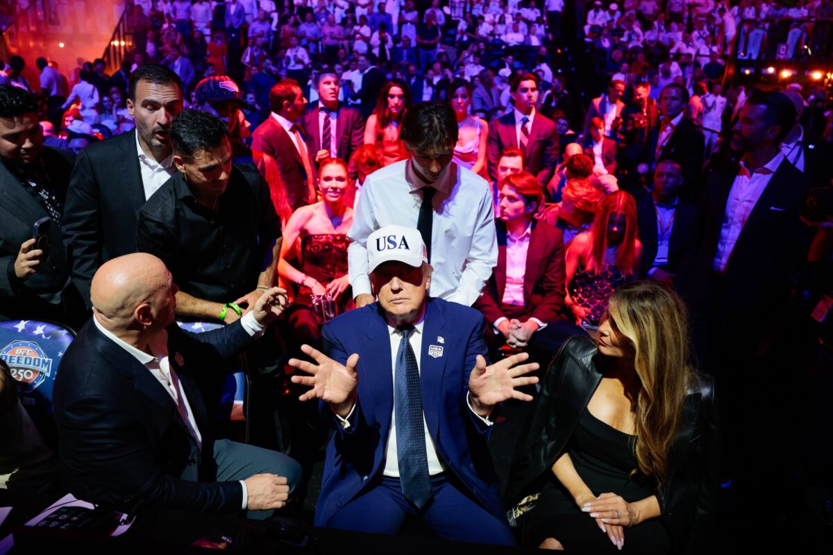 Trumpov borilni spektakel pred Belo hišo končal v debeli izgubi