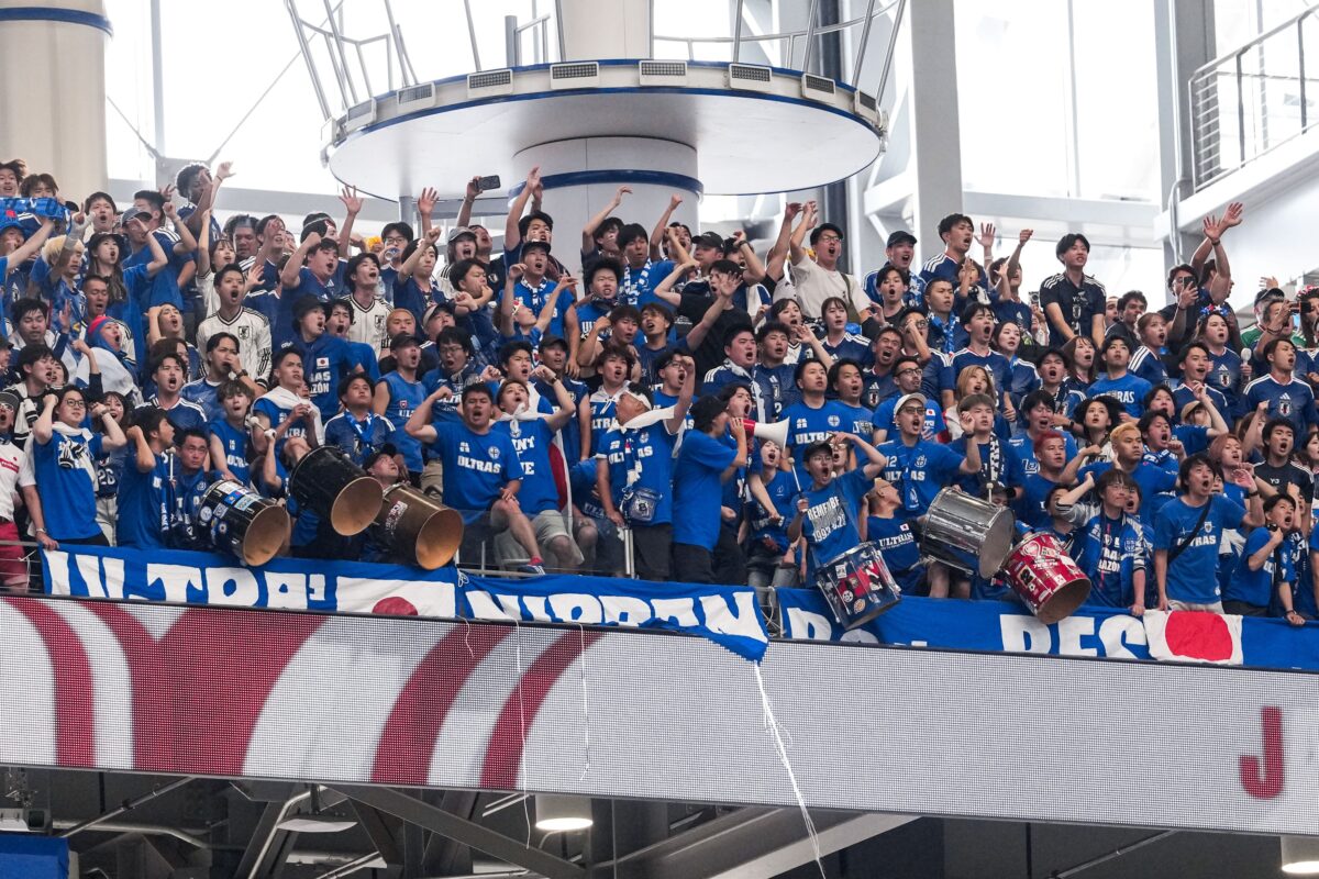 Japonci spet sami počistili stadion, tokrat v posebni družbi (VIDEO)