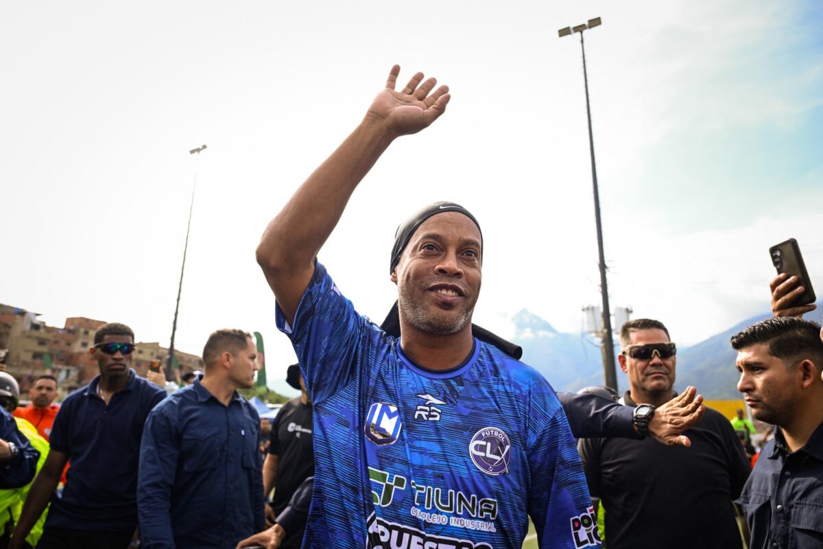 Težko verjeti: Ronaldinho se vrača na zelenice