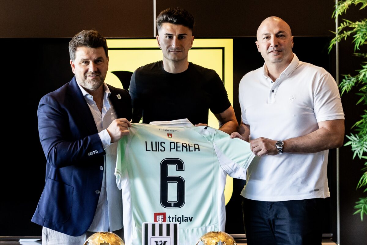 Olimpija s špansko okrepitvijo na sredini igrišča