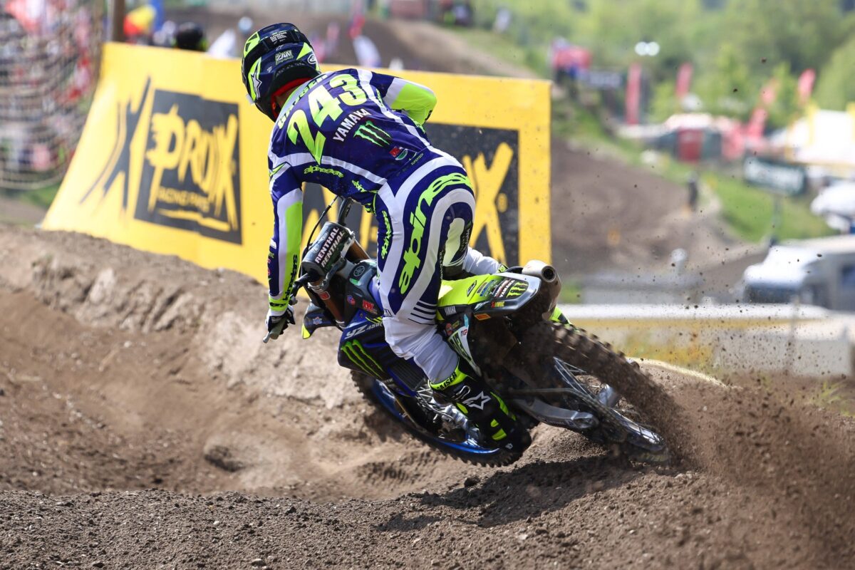 Tim Gajser zaradi padca brez stopničk