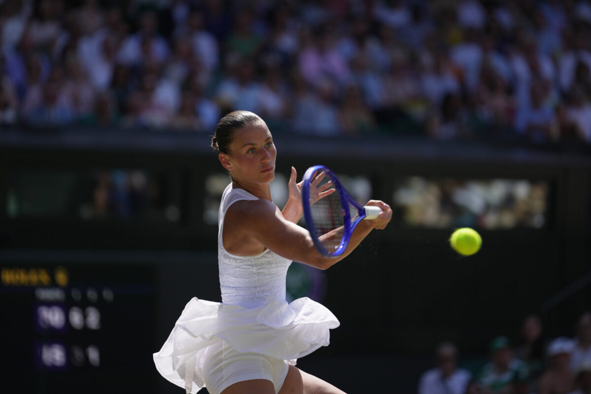 V polfinale Wimbledona še Noskova in Kostjuk (VIDEO)