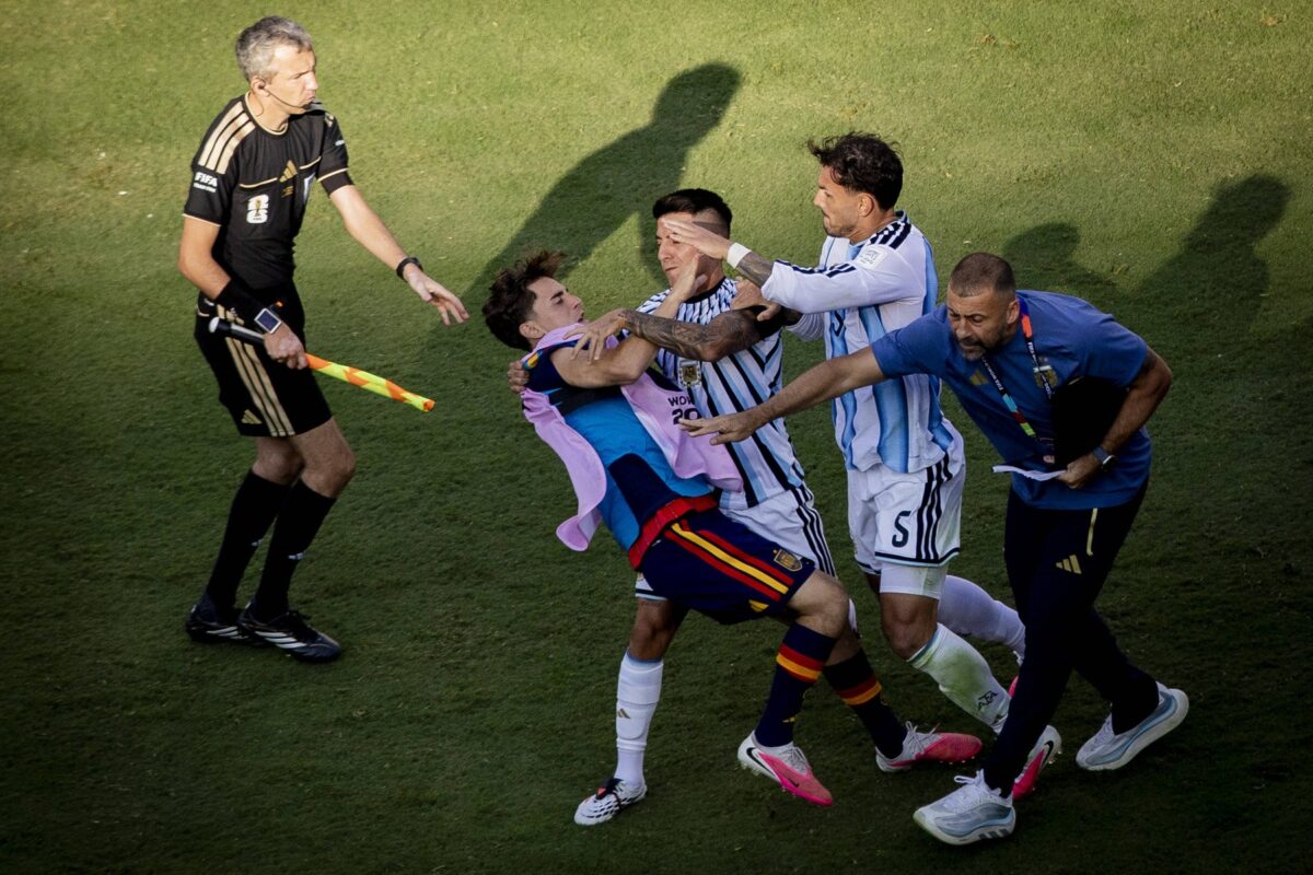 Kaos po finalu: Argentinci so slabo sprejeli poraz (VIDEO)