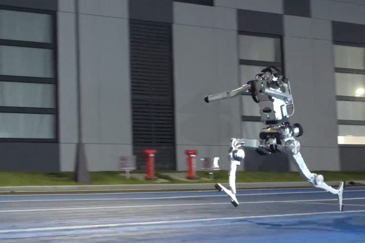 Robot tekel hitreje od Usaina Bolta in se razbil (VIDEO)