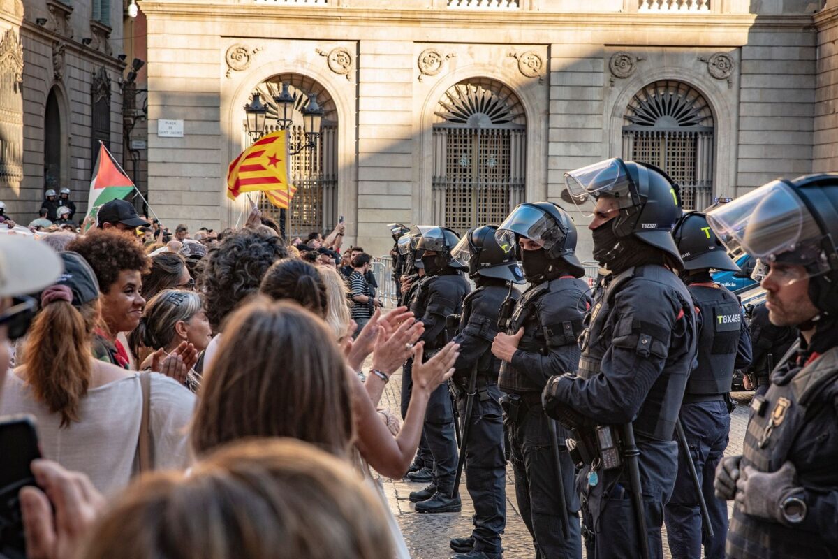 Barcelona ostro obsodila policijsko nasilje nad mladim navijačem (VIDEO)